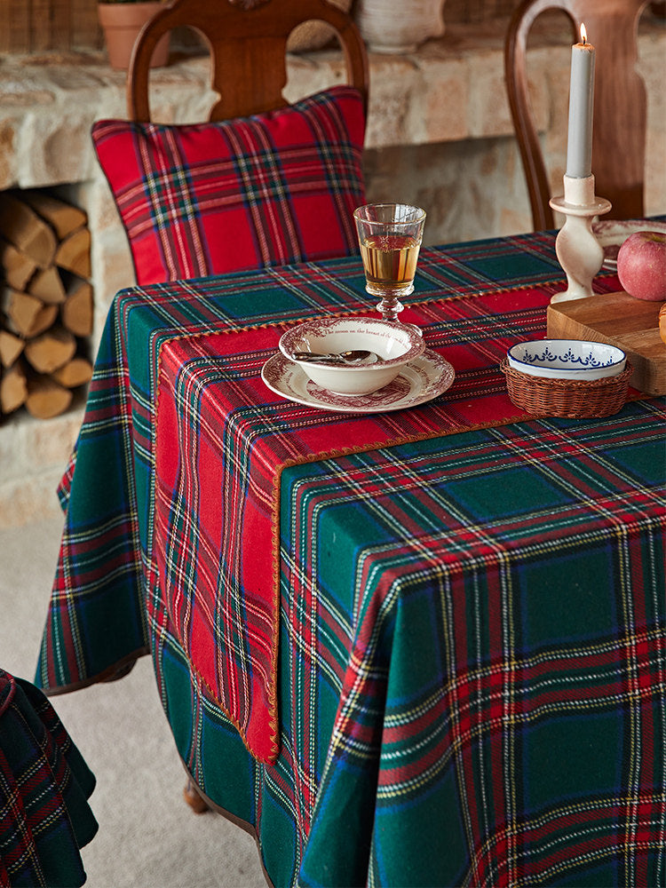 Red Checkered Vintage Tablecloth – Classic Christmas & Dining Table Cover