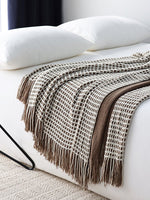 Nordische Strickdecke – Minimalistischer Sofa- und Bettläufer als Dekoration